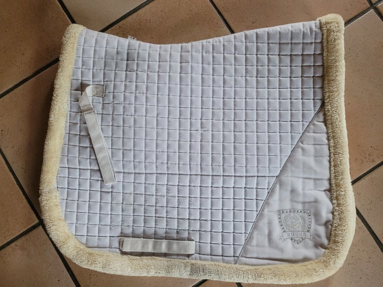 weiße DR Schabracke von BUSSE - innen halber mit weichem Fell gepolstert