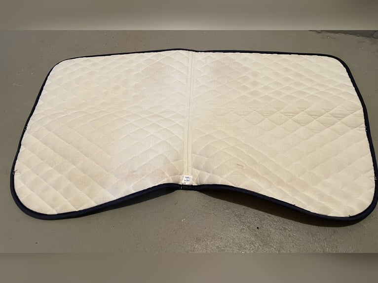 Weiße Dressurschabracke von Equest mit dunkelblauer Kordel
