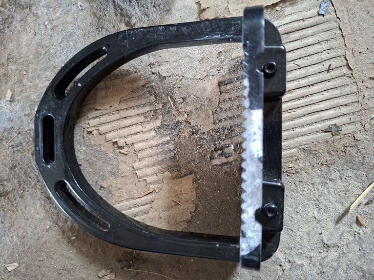 Steigbügel Schwarz mit breiter Trittfläche - gebraucht & voll funktionsfähig