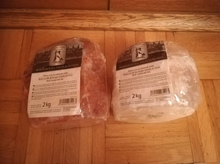 4 Tüten Mühldorfer Leckerlis und 2 Salzlecksteine 