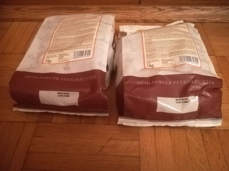 4 Tüten Mühldorfer Leckerlis und 2 Salzlecksteine 