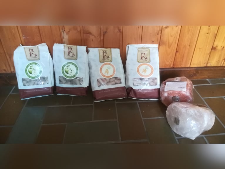 4 Tüten Mühldorfer Leckerlis und 2 Salzlecksteine 