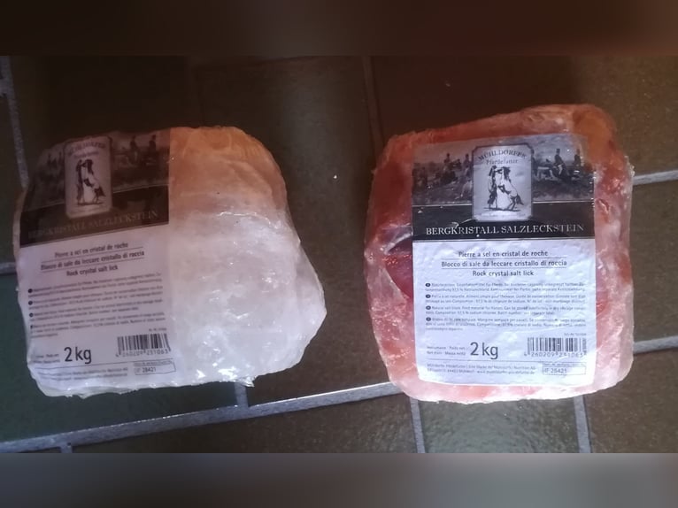 4 Tüten Mühldorfer Leckerlis und 2 Salzlecksteine 