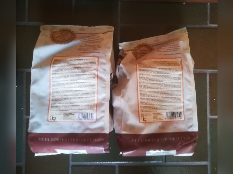 4 Tüten Mühldorfer Leckerlis und 2 Salzlecksteine 