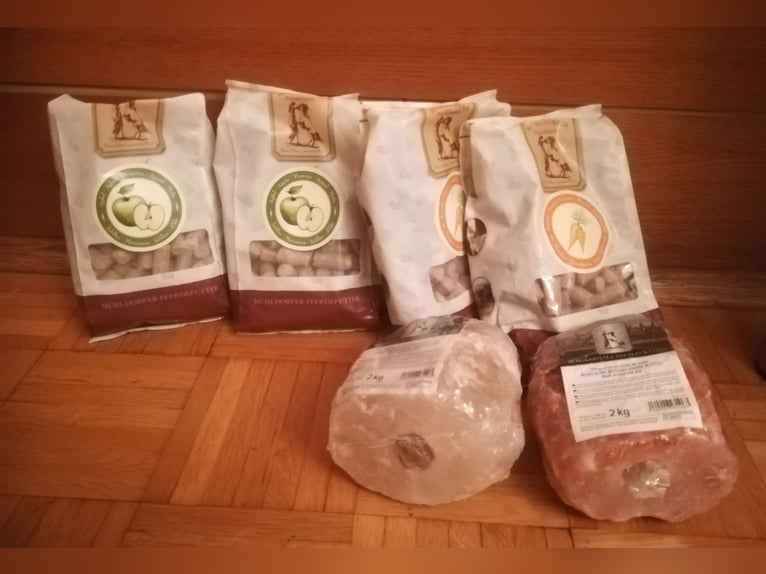 4 Tüten Mühldorfer Leckerlis und 2 Salzlecksteine 
