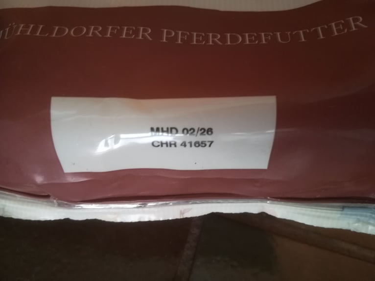 4 Tüten Mühldorfer Leckerlis und 2 Salzlecksteine 