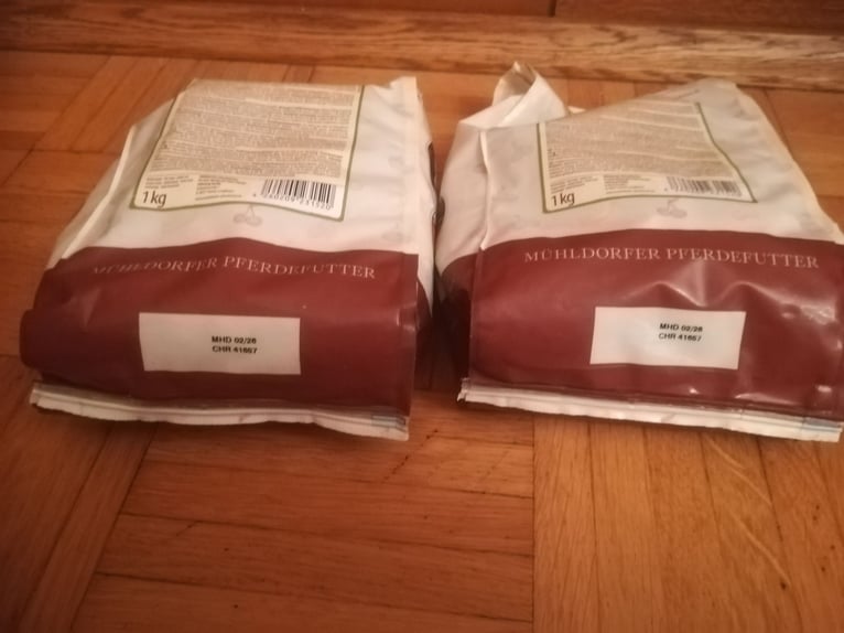 4 Tüten Mühldorfer Leckerlis und 2 Salzlecksteine 