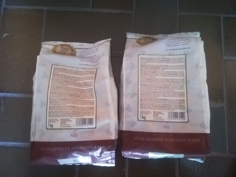 4 Tüten Mühldorfer Leckerlis und 2 Salzlecksteine 