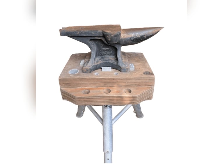 Amboss von Black Smith 40kg inklusive einem Power Block Amboss Tisch von Georgia Farrier Supply