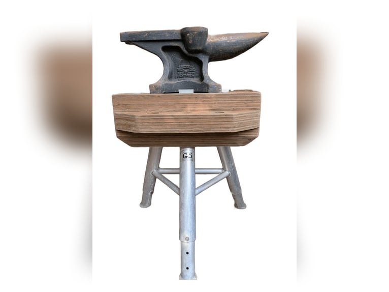 Amboss von Black Smith 40kg inklusive einem Power Block Amboss Tisch von Georgia Farrier Supply