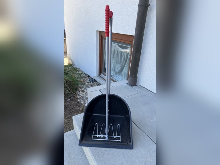 Bollenschaufel mit handlichem Mistkratzer