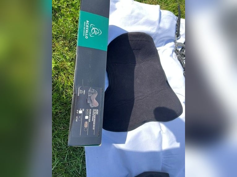 Paket: Reitzubehör, Tasche, Riemen, Trensen, ...