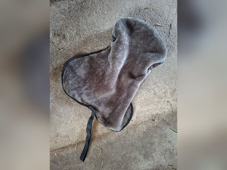 Sattel-Sitzwärmer / Lammfell-Optik (Teddyfleece) - Neu & Unbenutzt