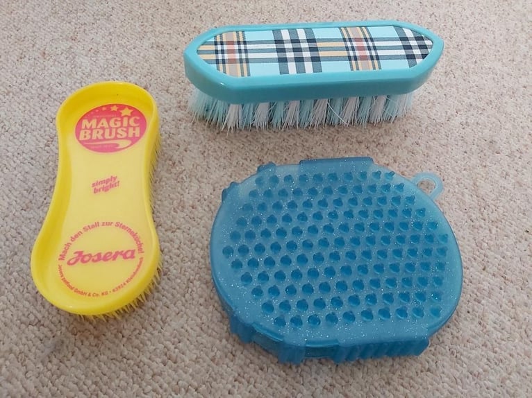 Schabracke Equitop Bürsten Josera Magic Brush Seife Joveg Defense