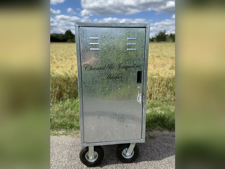 Turnierschrank / Sattelschrank