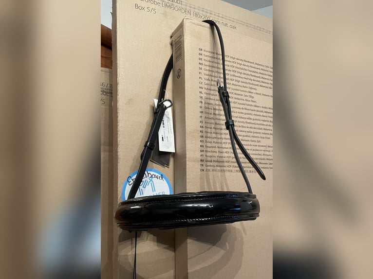 BR Reithalfter für Kandarre Lack weiß und schwarz unterlegt.