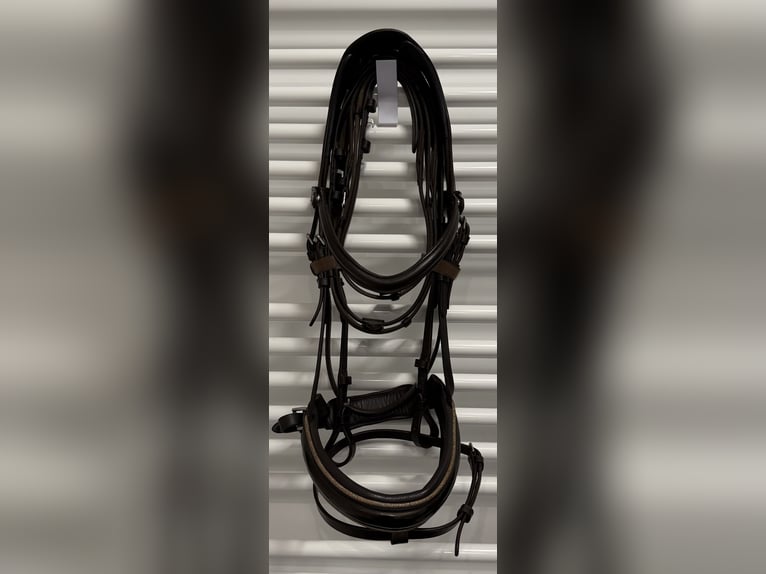 Bridlery Charm Trense braun WB – Relief Genickstück + Cordzügel