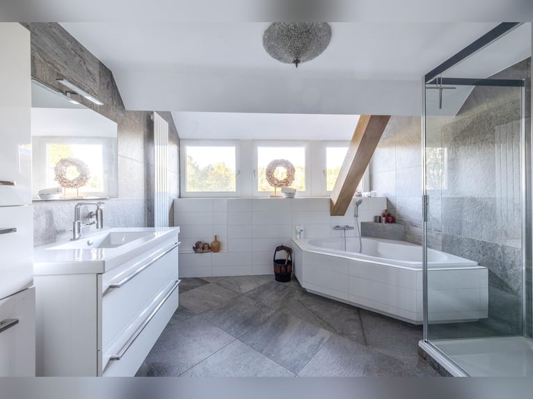 Anwesen mit professionellen Reitanlagen und großzügigen Wohnmöglichkeiten