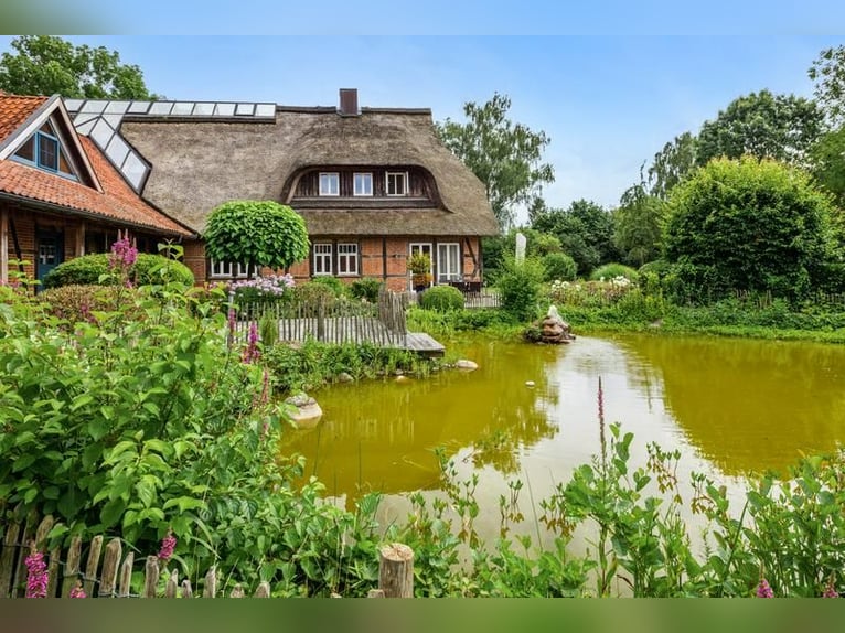 Außergewöhnliches Anwesen für Pferdeliebhaber mit über 6 ha. Weide- und Waldflächen