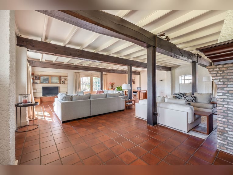 Charming Equestrian Property with Excellent Facilities in a Unique Setting