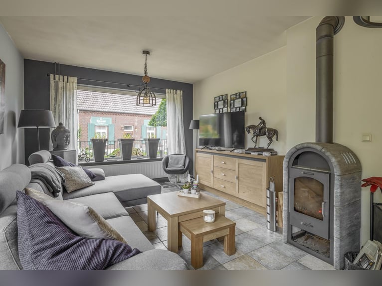 COMPACT EQUESTRIAN COMPLEX