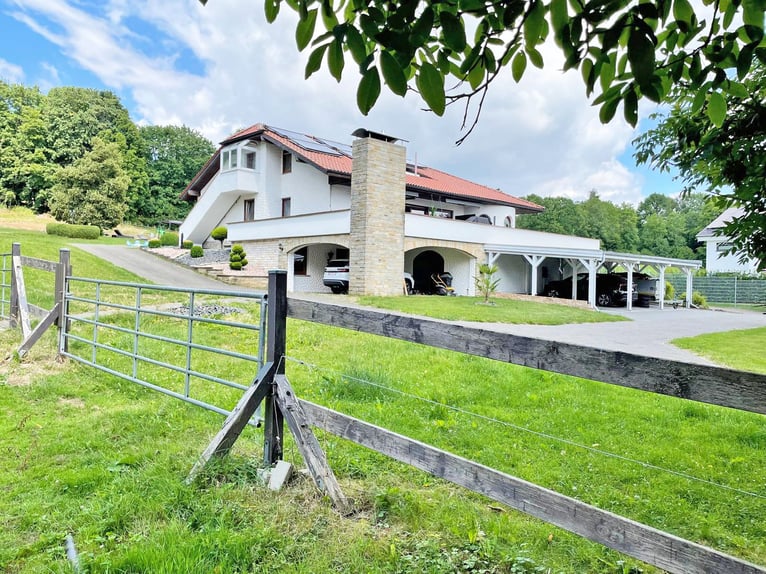 Das Anwesen befindet sich in Osthessen, im Landkreis Fulda, in der Gemeinde Hosenfeld