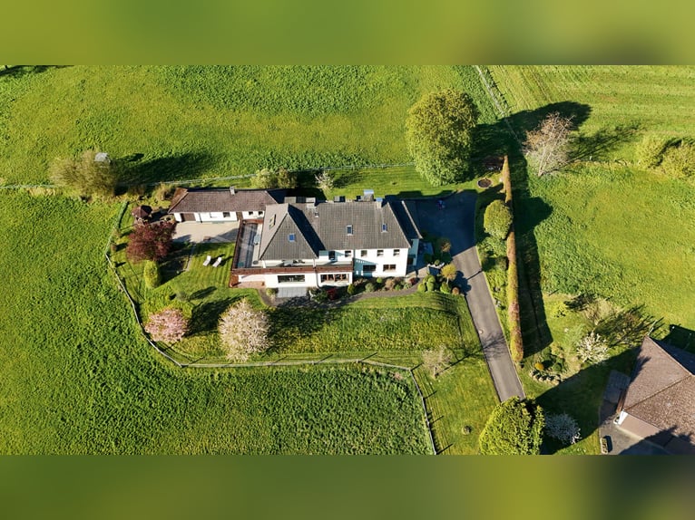 Exklusive Reitanlage im Sauerland | Landhaus, Ferienwohnungen, Reithalle mit Ausbaupotenzial