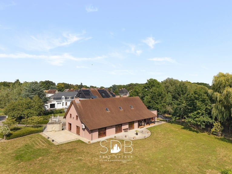Hedendaagse villa met gezinstuin en graslanden op 7.496m2 te Heusden | België