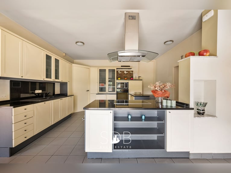 Hedendaagse villa met gezinstuin en graslanden op 7.496m2 te Heusden | België