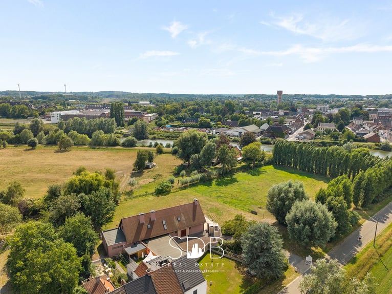 Hedendaagse villa met gezinstuin en graslanden op 7.496m2 te Heusden | België