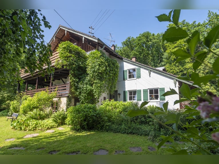 Idyllisches Anwesen im Chiemgau - Villa, 7 ha Land & Stall, mit Potenzial für Pferdeliebhaber