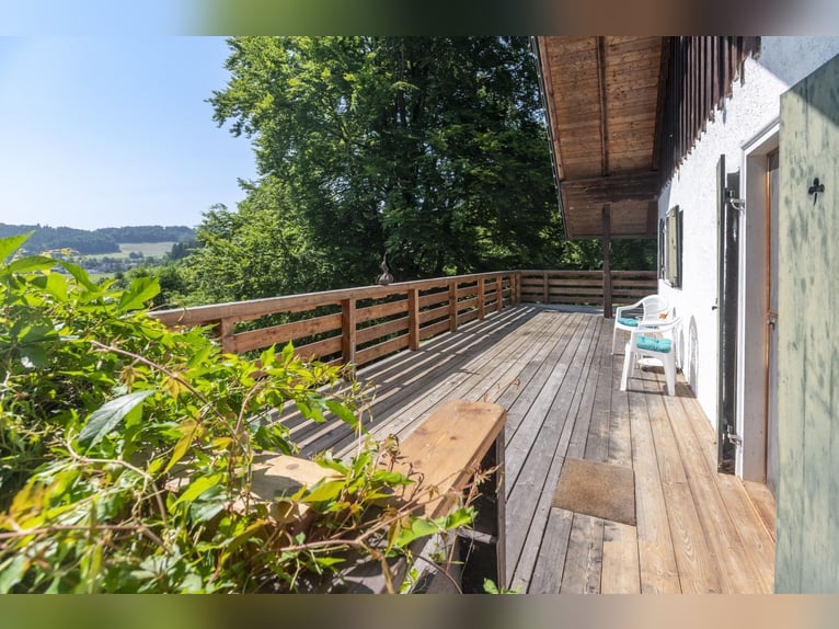 Idyllisches Anwesen im Chiemgau - Villa, 7 ha Land & Stall, mit Potenzial für Pferdeliebhaber