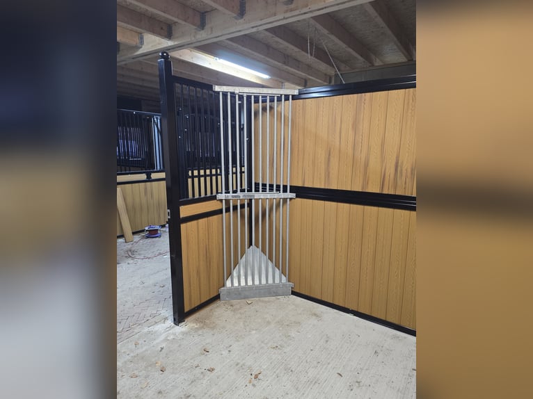 Innen und außen Stall. 