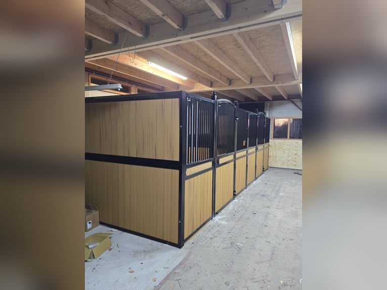 Innen und außen Stall. 