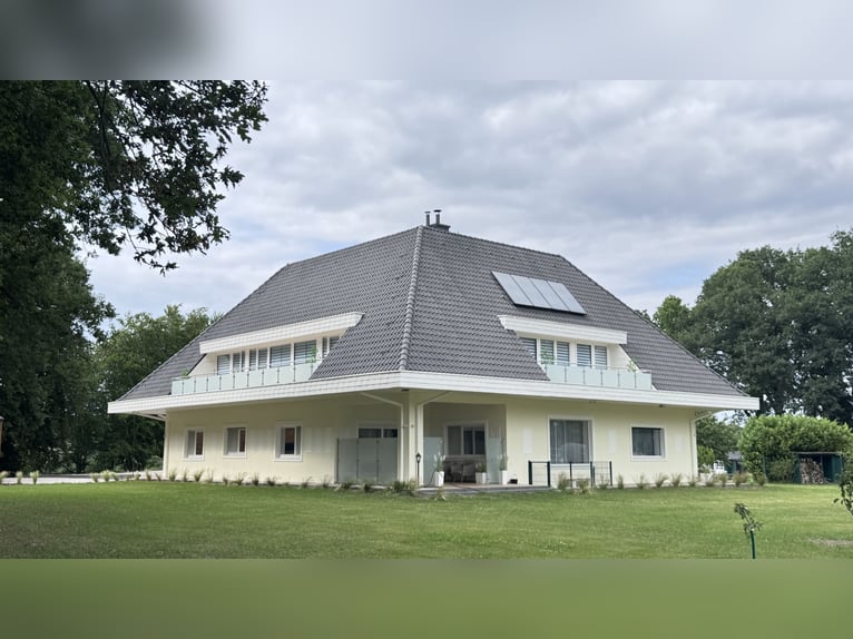 Landsitz bei Balge: Kernsanierte Villa, Hallen auf  2,4 ha umzäuntem Parkareal