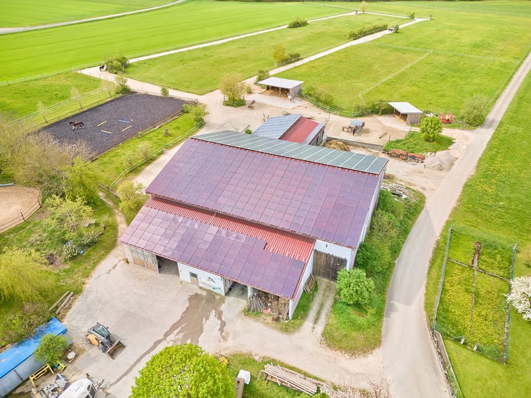 Pferdegerechte Reitanlage zu verkaufen inkl. Aktivstall & PV-Anlage (160 kWp) in Baden-Württemberg!