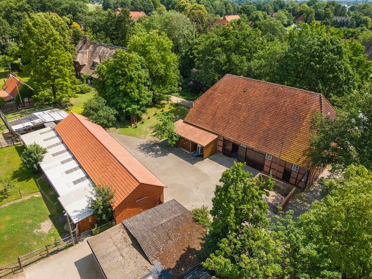 Pferdehof und exklusives Anwesen 70 km südöstlich von Hamburg mit optional 30 ha Eigenland