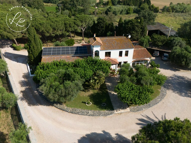 Reitanwesen mit Wohnhaus in Spanien, an der Costa Brava, nur 10 Minuten von den Stränden entfernt.