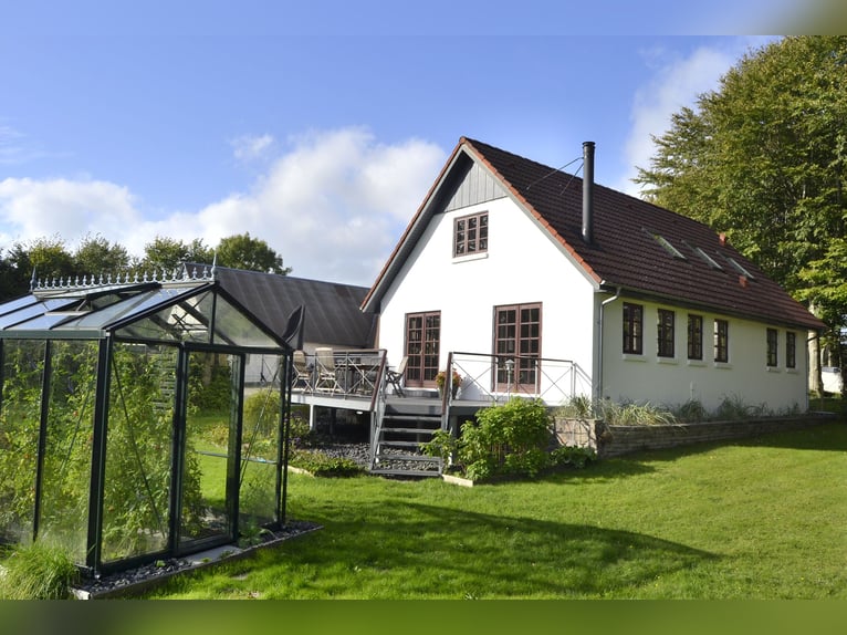 Saniertes Einfamilienhaus mit Pferdeboxen, Reitpaltz, Weiden ( 8ha Land) in Alleinlage 