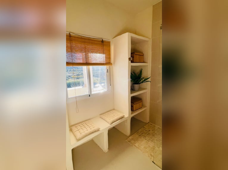 Unique Off-Grid Mountain Home With 360° Panoramic Views and Full Equestrian Facilities 