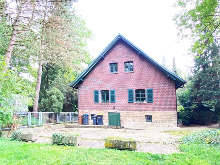Vierspänner zu Hause: 7 ha Pferdeanwesen mit 4 Boxen, Platz für 4 Kutschen, Weiden, Wald & See inkl.