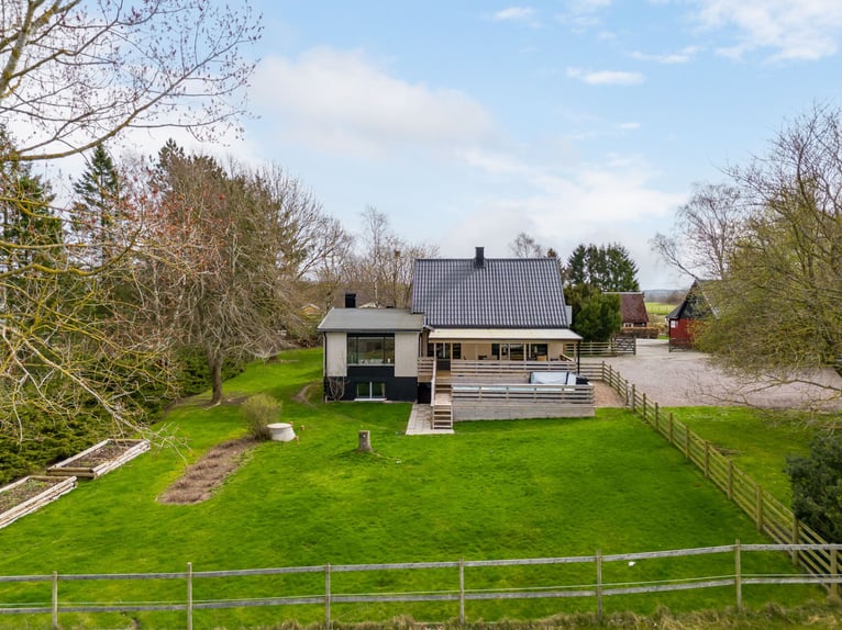 Welcome to this unique and thoughtfully designed equestrian property in Sweden 7,2 ha