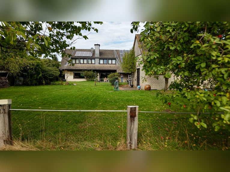 Wohnhaus mit Pferdestall und Weideflächen in Hamminkeln-Brünen