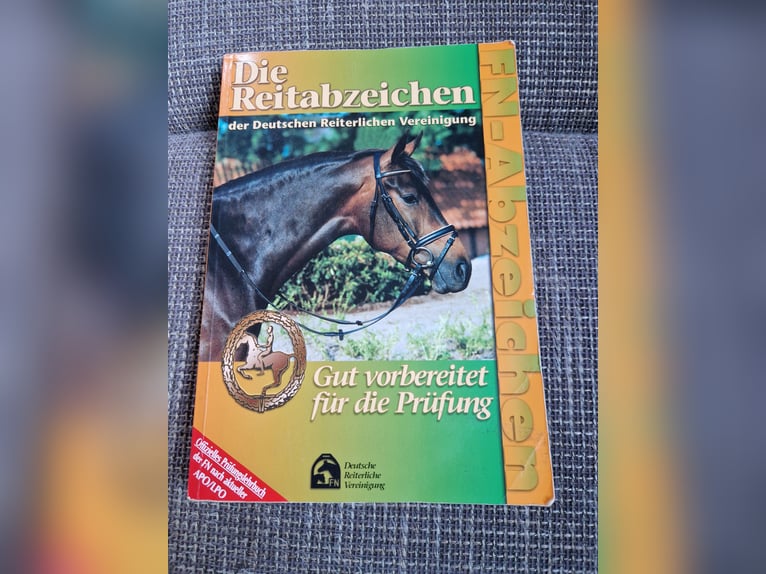 Älteres Reitabzeichen Buch 