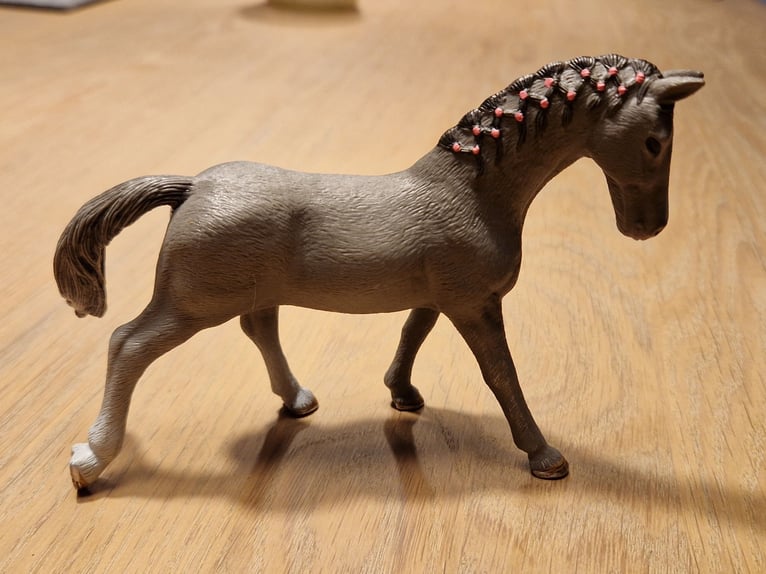 Schleich Pferd Schimmel Grau eingeflochten Hufeisen 9cm