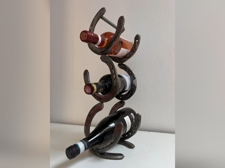 Weinregal aus Hufeisen – handgefertigtes Unikat für 3 Flaschen