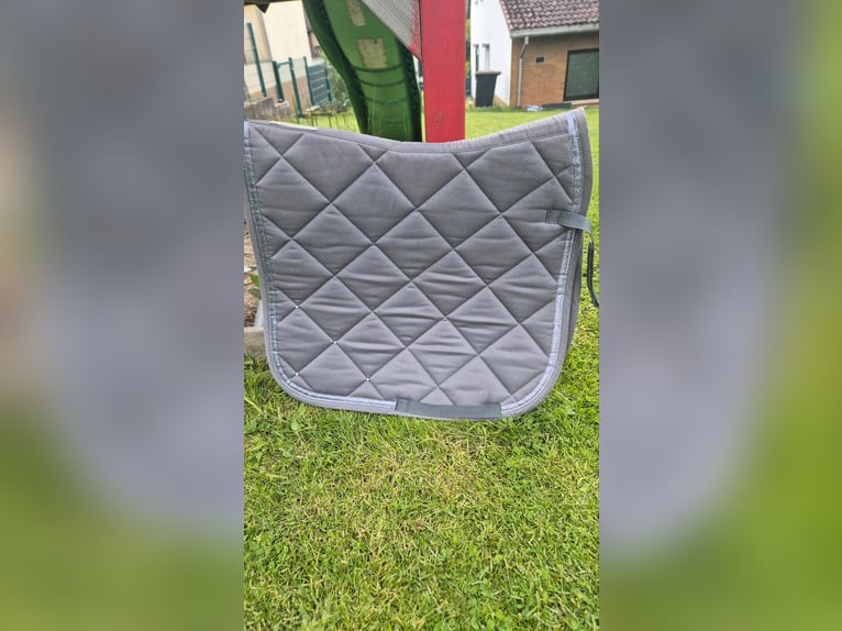 2 Pferdeboxen mit Inhalt