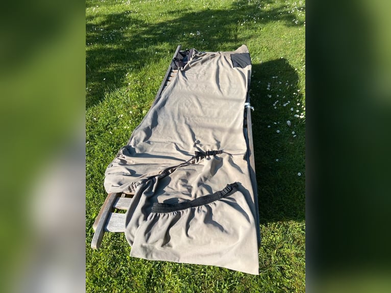 2 Pferdeboxen mit Inhalt