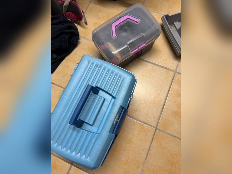 2 Pferdeboxen mit Inhalt