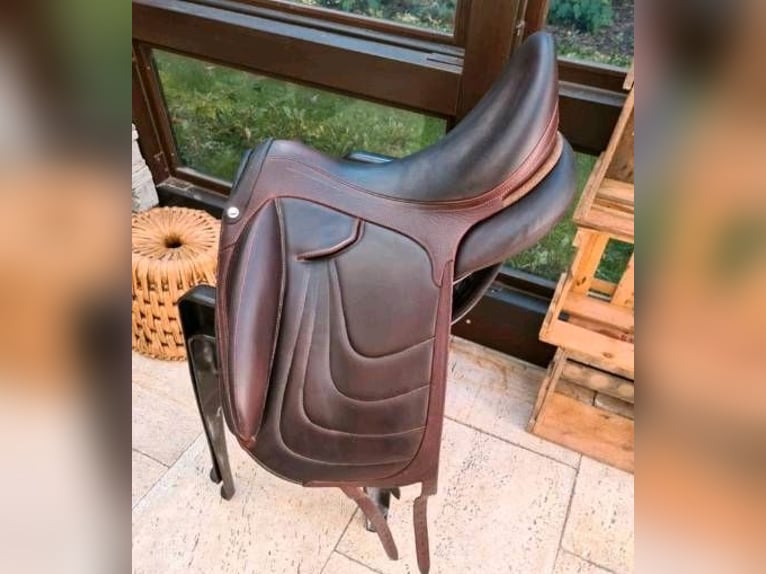 Ikonic EVO Dressursattel Doppelblatt 17,5 Zoll